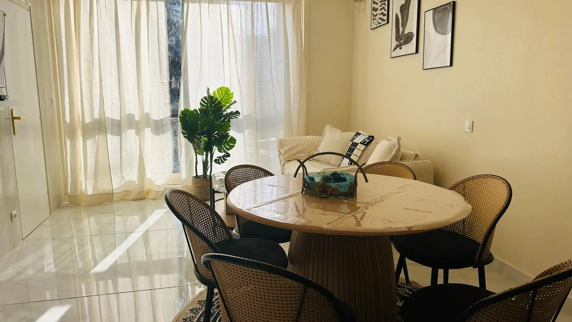 Apartment 21a Marechal Foch Avenue Champs-elysees *