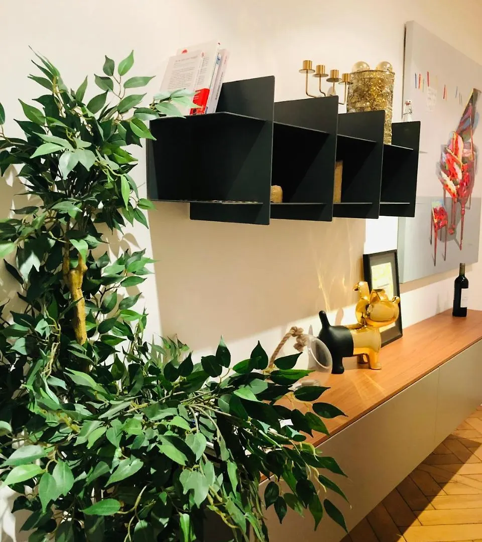 Апартаменты 21a Marechal Foch Avenue Champs-elysees *